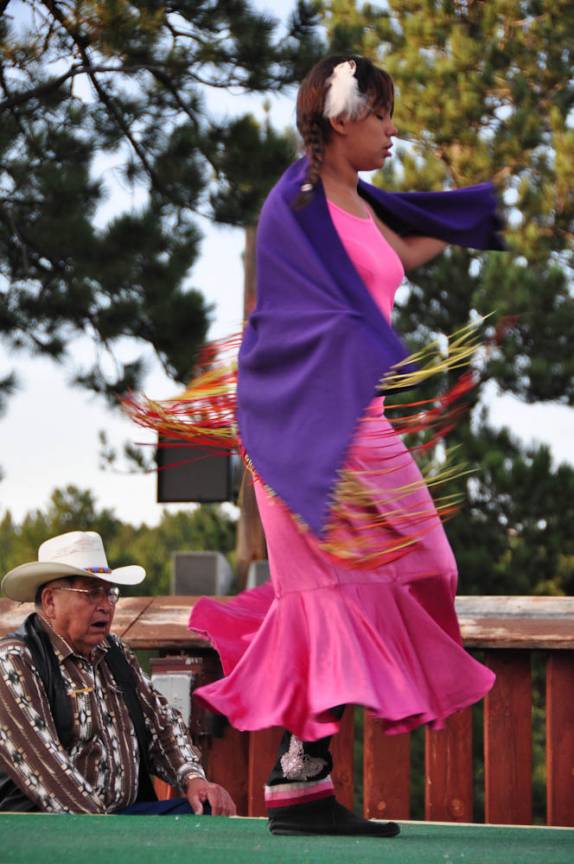 Vestimenta típica da nação Sioux, durante apresentação de música e dança em frente ao monumento Crazy Horse, na região das Black Hills, em South Dakota, nos Estados Unidos